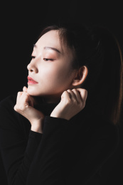黑色背景的年轻女性肖像