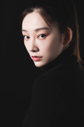 黑色背景的年轻女性肖像