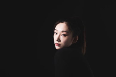 黑色背景的年轻女性肖像