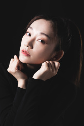 黑色背景的年轻女性肖像