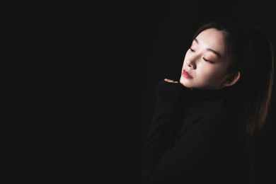 黑色背景的年轻女性肖像