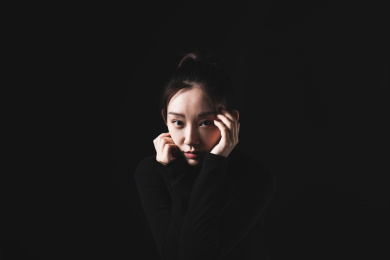 黑色背景的年轻女性肖像