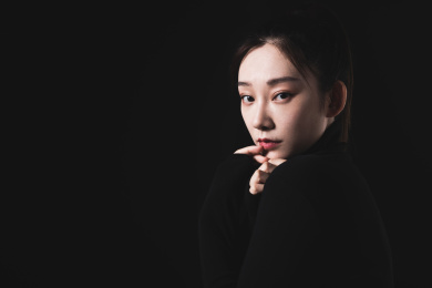 黑色背景的年轻女性肖像