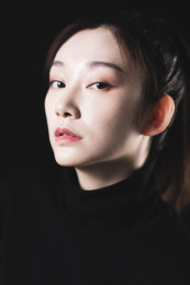 黑色背景的年轻女性肖像