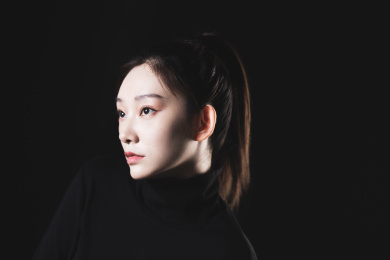 黑色背景的年轻女性肖像