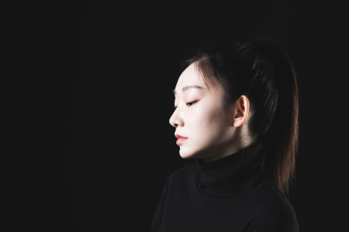 黑色背景的年轻女性肖像