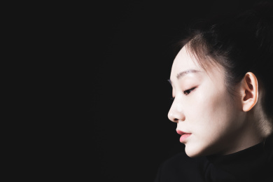 黑色背景的年轻女性肖像