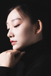 黑色背景的年轻女性肖像