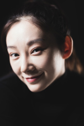 黑色背景的年轻女性肖像