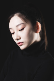 黑色背景的年轻女性肖像