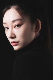黑色背景的年轻女性肖像