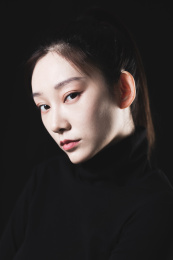 黑色背景的年轻女性肖像