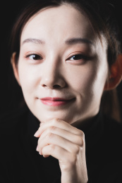 黑色背景的年轻女性肖像