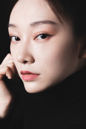 黑色背景的年轻女性肖像