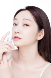 白色背景前的美妆女性肖像