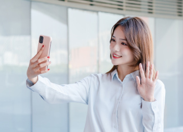 商务女士使用手机视频通话