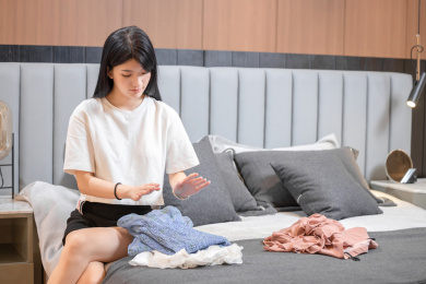 在床上整理衣服的女孩