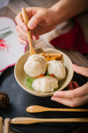 勺子打起一颗鱼丸