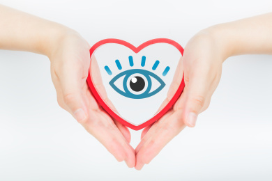 双手呵护眼睛图形，爱眼日护眼创意图片。