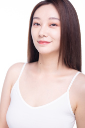 白色背景前的中国女性