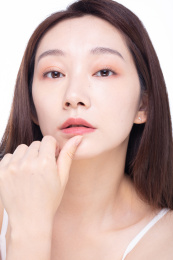 白色背景前的中国女性