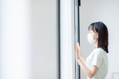 戴口罩的年轻女性