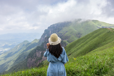 在武功山看风景的年轻女人