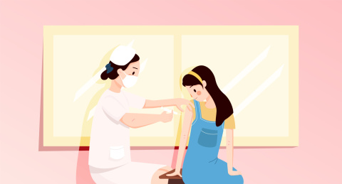 粉色背景窗户前一个女护士给女孩接种疫苗