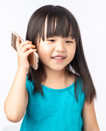 拿着手机开心打电话的小女孩