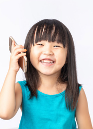 拿着手机开心打电话的小女孩