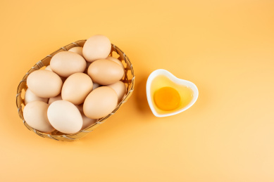 黄色背景上的鸡蛋