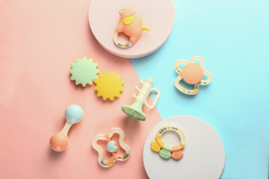 俯视纯色底多个婴儿玩具