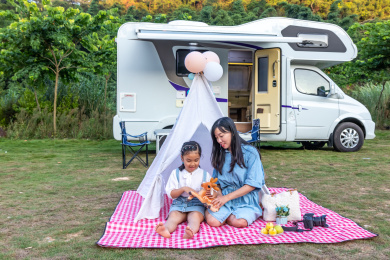 在房车外玩耍的的一对母女