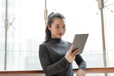 年轻女性在使用平板电脑