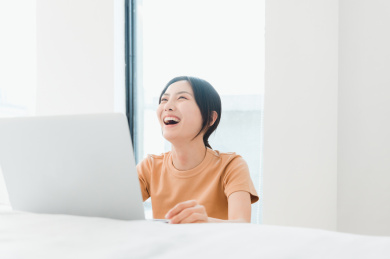 年轻漂亮的东方年轻女性居家生活日常