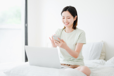 年轻漂亮的东方年轻女性居家生活日常