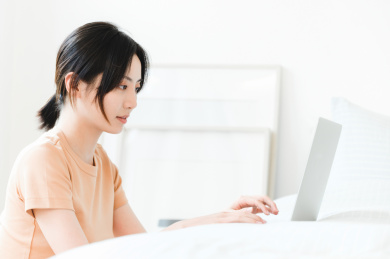 年轻漂亮的东方年轻女性居家生活日常