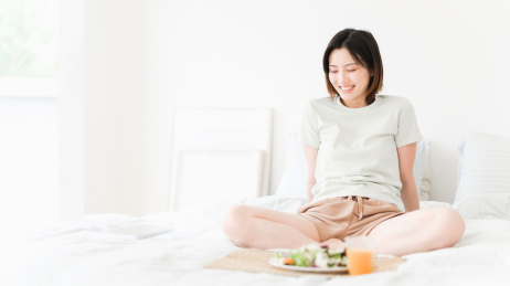 年轻漂亮的东方年轻女性居家生活日常