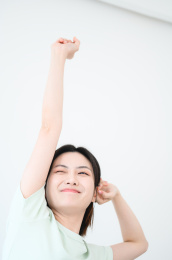 年轻漂亮的东方年轻女性居家生活日常