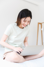 年轻漂亮的东方年轻女性居家生活日常