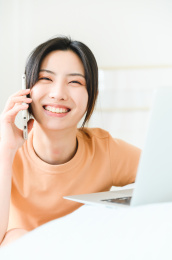 年轻漂亮的东方年轻女性居家生活日常