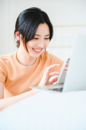 年轻漂亮的东方年轻女性居家生活日常