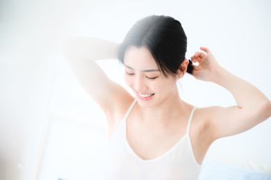 年轻漂亮的东方年轻女性居家生活日常