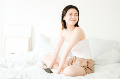 年轻漂亮的东方年轻女性居家生活日常