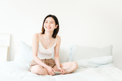 年轻漂亮的东方年轻女性居家生活日常