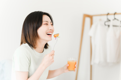 年轻漂亮的东方年轻女性居家生活日常