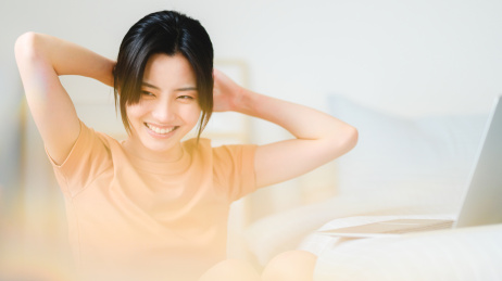 年轻漂亮的东方年轻女性居家生活日常