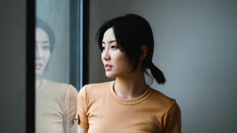 年轻漂亮的东方年轻女性居家生活日常