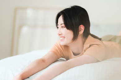 年轻漂亮的东方年轻女性居家生活日常