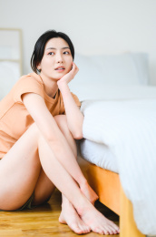 年轻漂亮的东方年轻女性居家生活日常